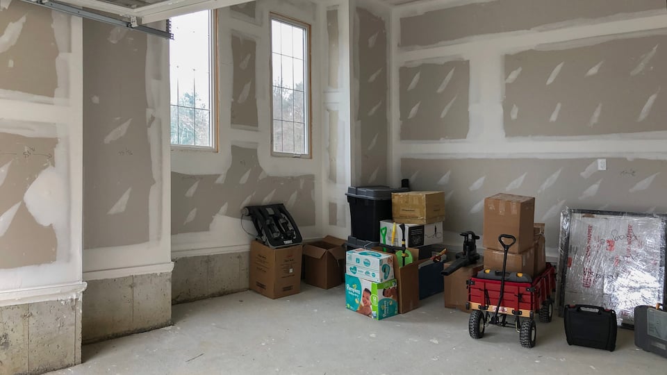 garage before makeover