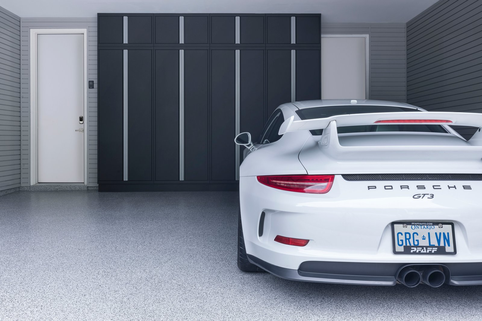 Minimalistic Garage with white Porsche - Garage Living